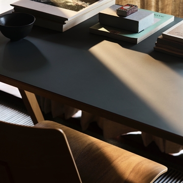 &Tradition Daystak Table RD2, Beech & Fenix ​​​​Nano Laminate - används i ett vardagsrum som skrivbord